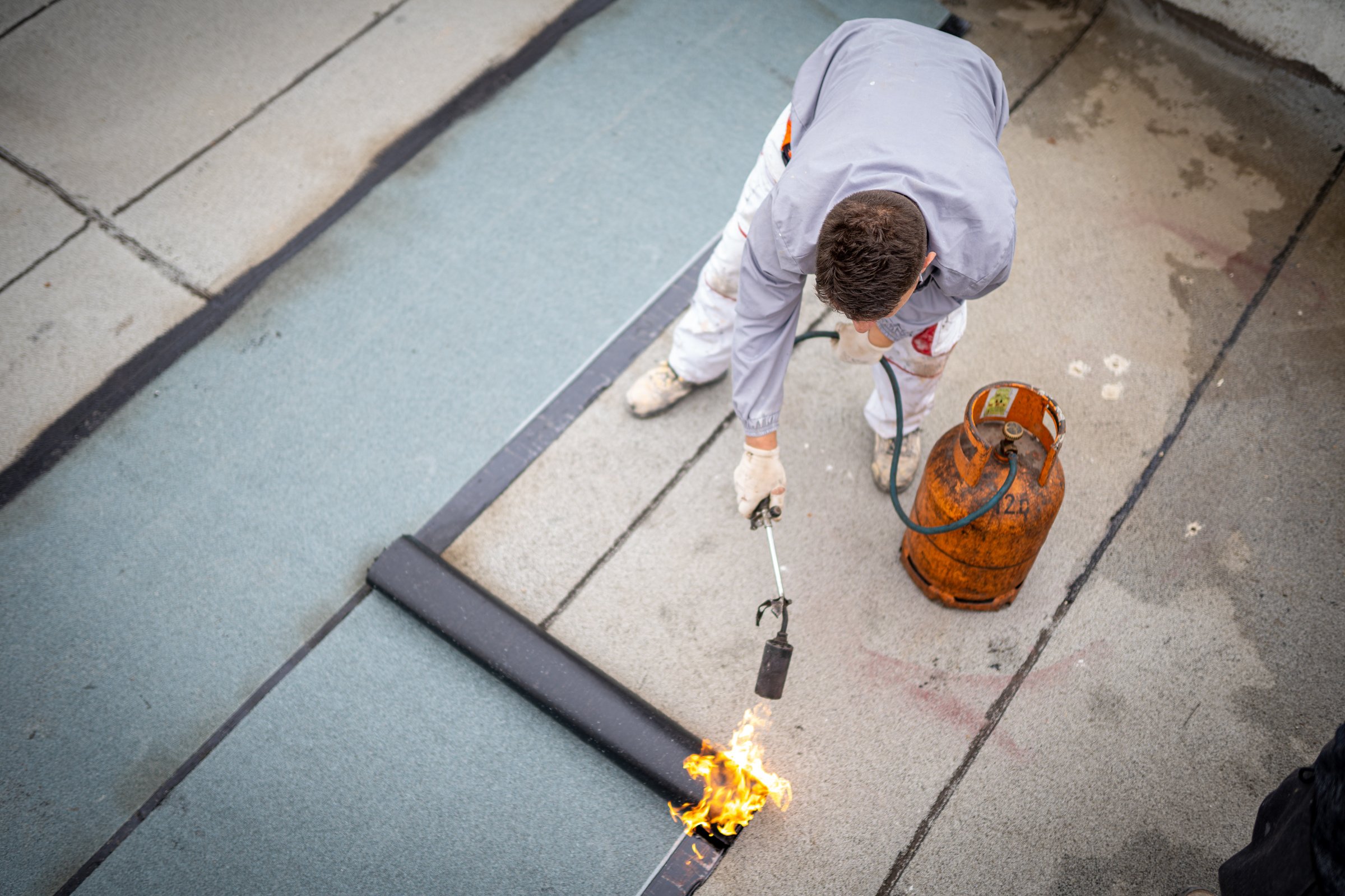 Flat roof covering works with roofing felt